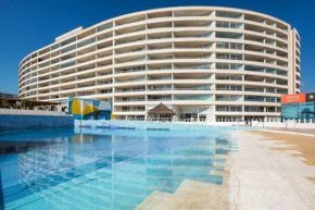 Hermoso departamento con piscina y vista al mar.